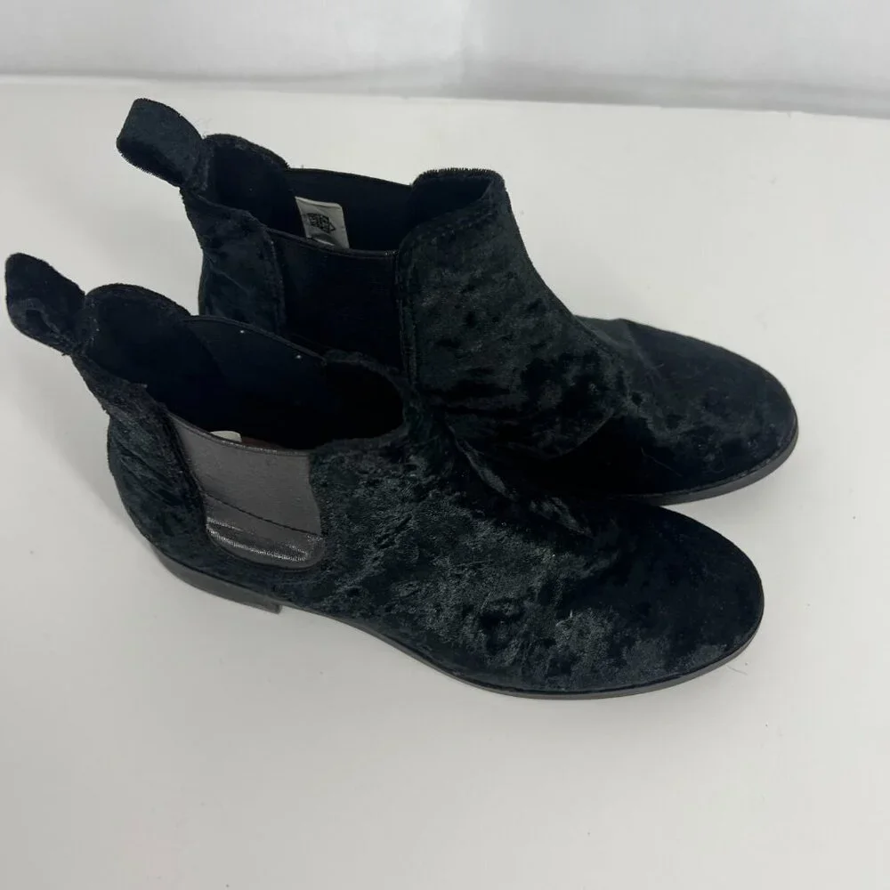 Toms Ella Black Velvet Pull On Ankle Boots, Size 6